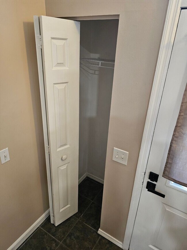 Building Photo - Wonderfully Remodeled Tri Level 3BR/2BTH Soulard Townhouse