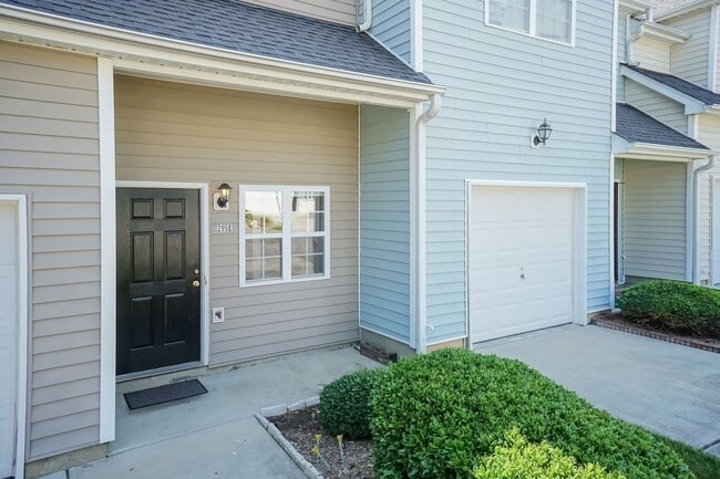 Building Photo - Three Bedroom Home!