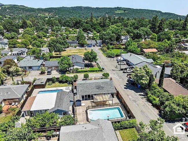 Building Photo - Charming 2-bedroom, 1-bathroom Sonoma Home - Available Now!