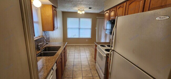 Building Photo - 2204 Oak Hill Dr