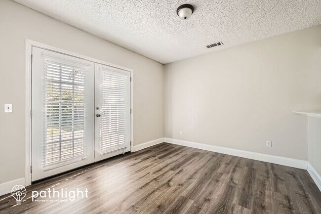 Building Photo - 401 Williams St