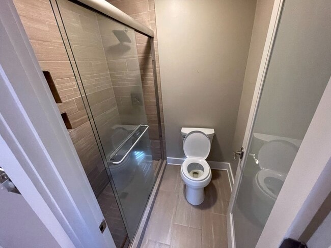 Building Photo - 3 Bedroom 3 Bath Beauty on Golf Course wit...