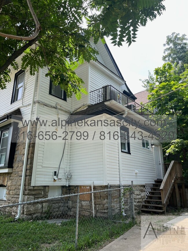 Building Photo - HUGE 3 Story Remodel!