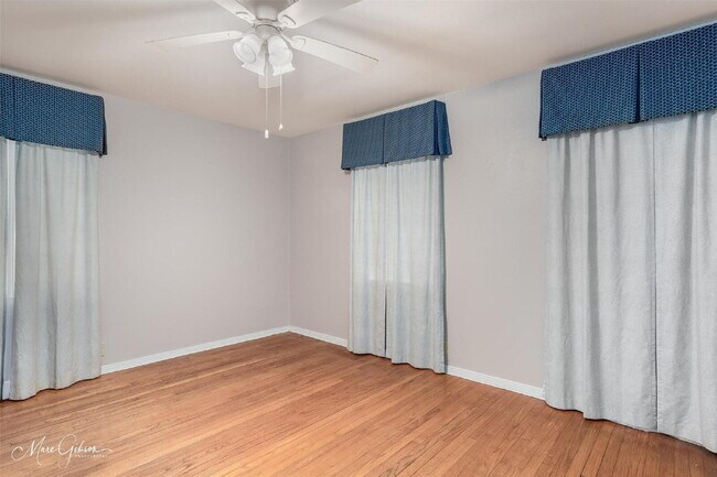 Building Photo - "Charming 2-Bedroom Retreat with Spacious ...