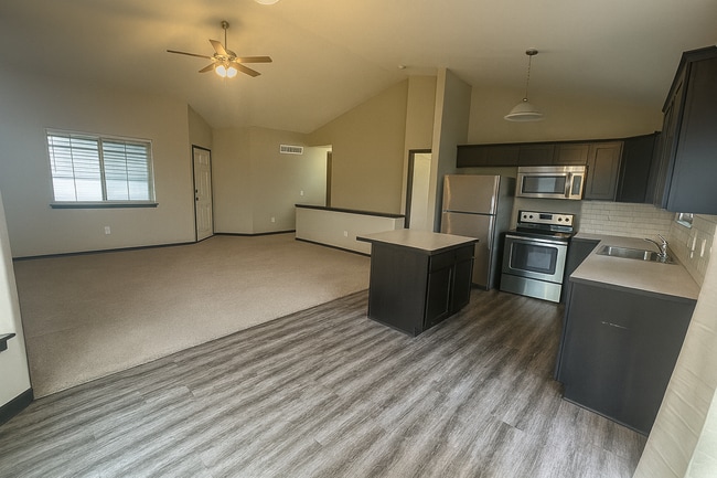Building Photo - 2102/06 E Village Estates Dr