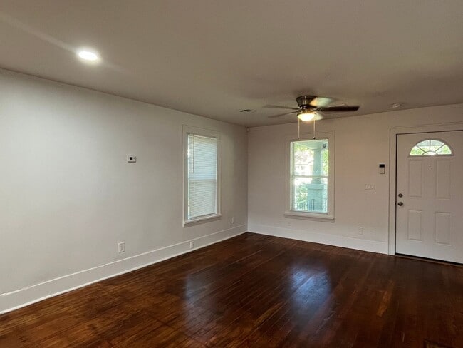 Building Photo - 2 bedroom House with Bonus Room and Fenced Yard