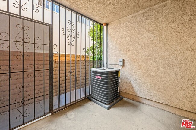 Building Photo - 4069 W Rosecrans Ave