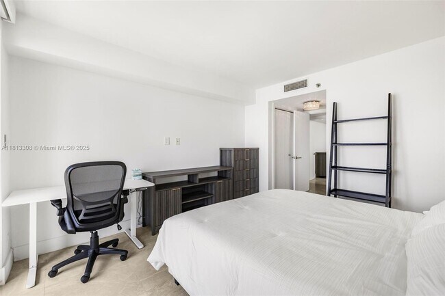 Building Photo - 2625 Collins Ave