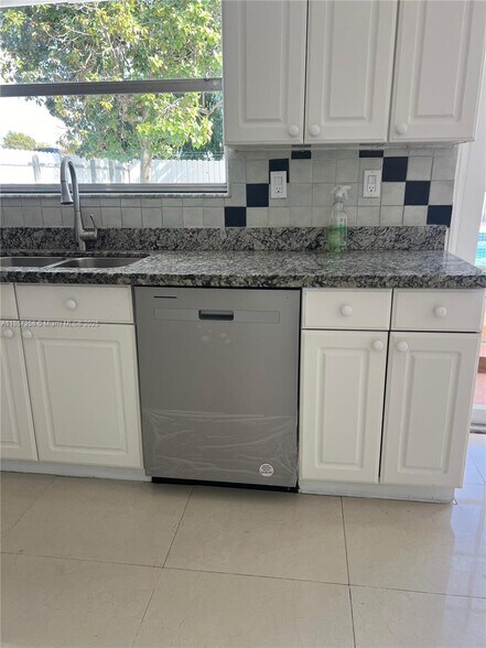 Building Photo - 2601 Acapulco Dr
