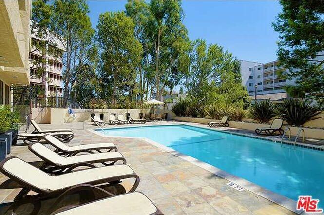 Building Photo - 10982 Roebling Ave