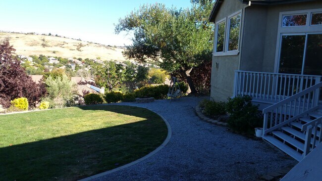 Building Photo - RARE ONE STORY EXECUTIVE HOME IN GATED COM...