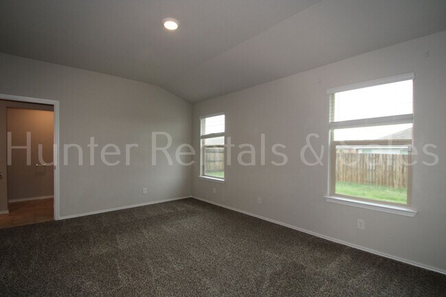 Building Photo - Modern Style Three Bedroom Home