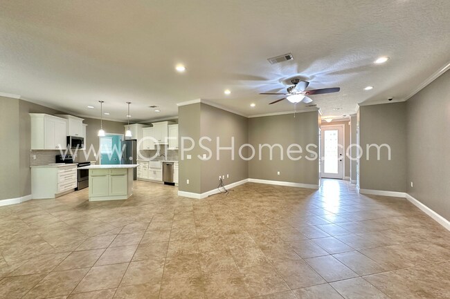 Building Photo - South Crestview 4/3 Available NOW!