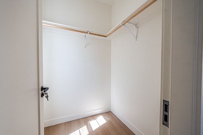 Building Photo - Modern Upstairs 3-Bed/2-Bath at 4222 – Two...
