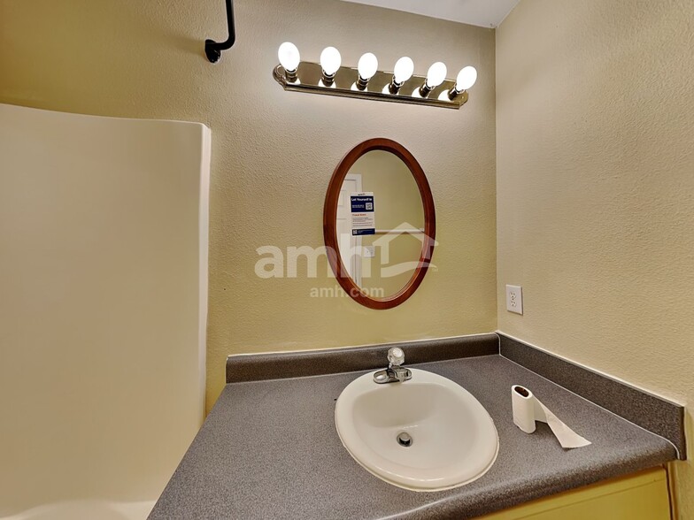 Building Photo - 8016 Lawrence Woods Ct