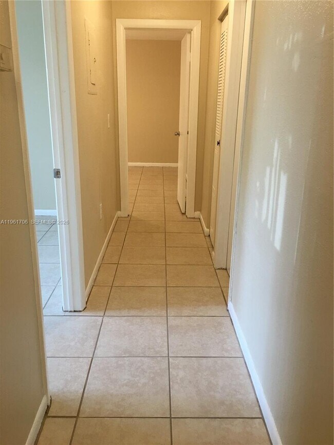 Building Photo - 1525 Sandpiper Blvd