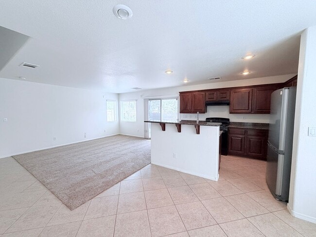 Building Photo - 3 bedroom Conveniently located