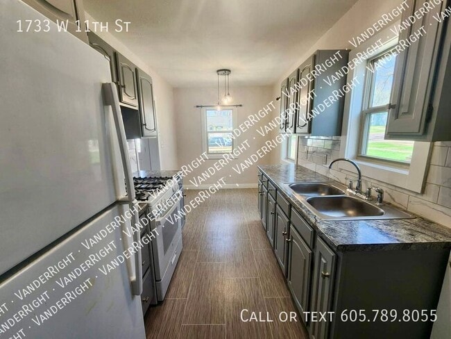 Building Photo - 1733 W 11th St