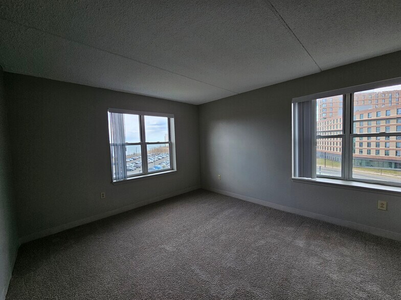 Building Photo - 1 S Point Dr