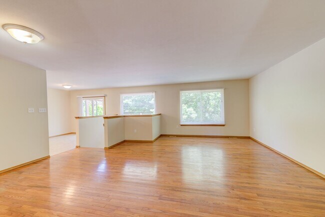 Building Photo - 650 Top Notch Ln