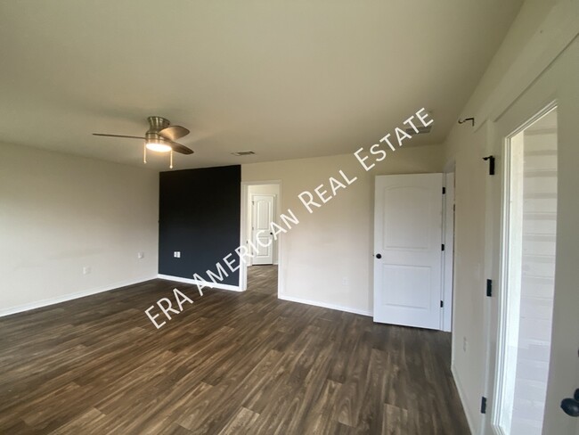 Building Photo - **PRICE REDUCED**