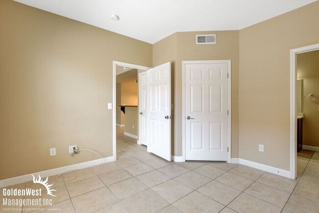 Building Photo - Stunning 2Bdm 2Ba Condo in a Lovely Gated ...