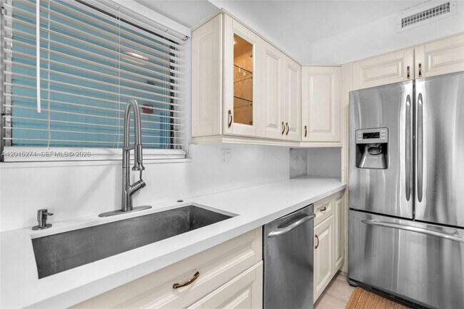 Building Photo - 9101 E Bay Harbor Dr