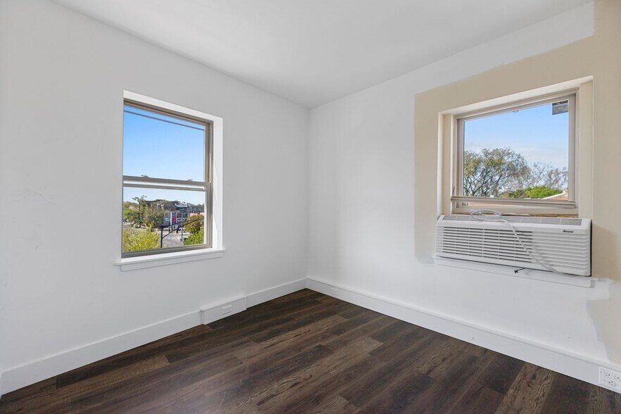 Building Photo - 1555 W Hollywood Ave