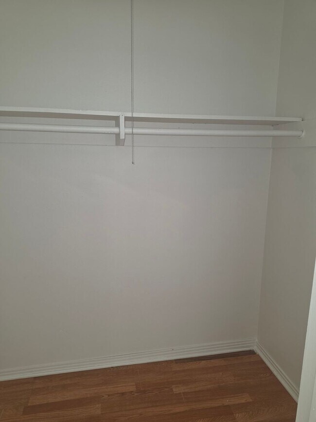 Building Photo - 2p3204