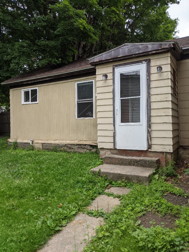 Building Photo - Great 4 bdrm Family Home!!! New carpet & paint!!