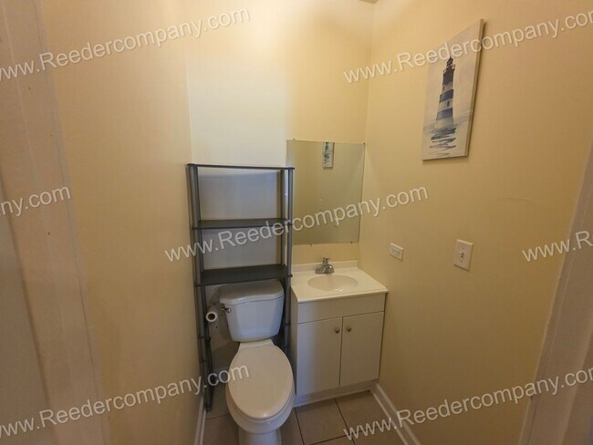 Building Photo - Spacious 2 bedroom house Second Month's rent free for First Responders