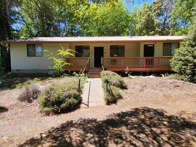 Building Photo - 2 bedroom 2 bath House for Rent in Cave Junction