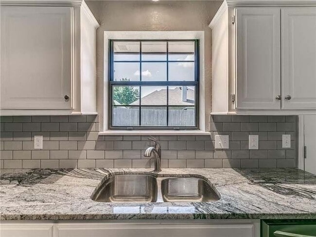 Building Photo - Spacious 4 Bedroom Home - Edmond Schools -...