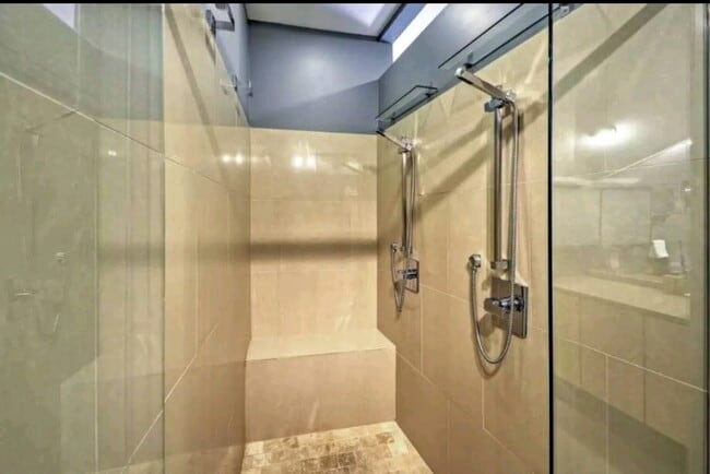 Double head shower with bench - 692 Kirkwood Ave SE