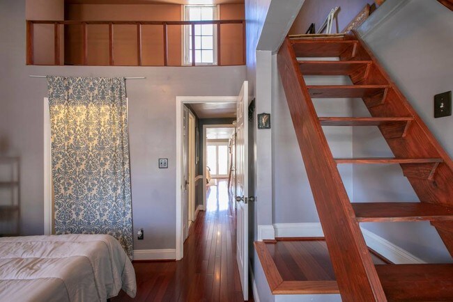 Building Photo - 730 6th St NE