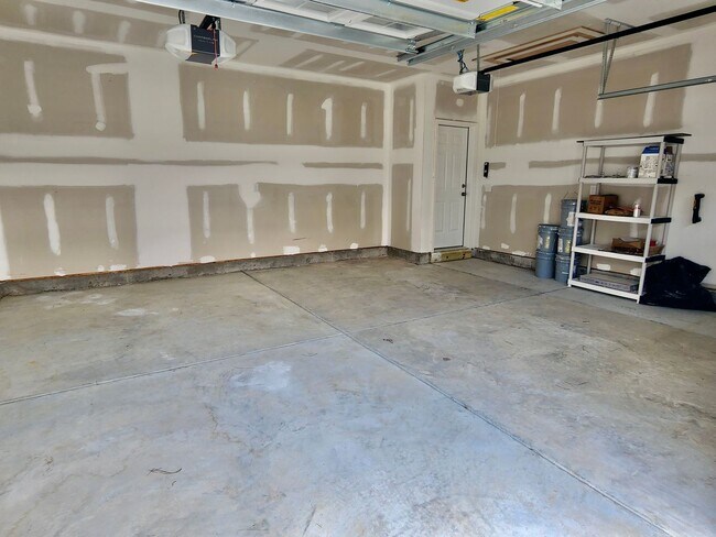 Building Photo - Like new in Midtown - 3 bedrooms plus addi...