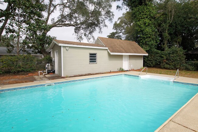 Building Photo - Central Niceville Location with a pool.