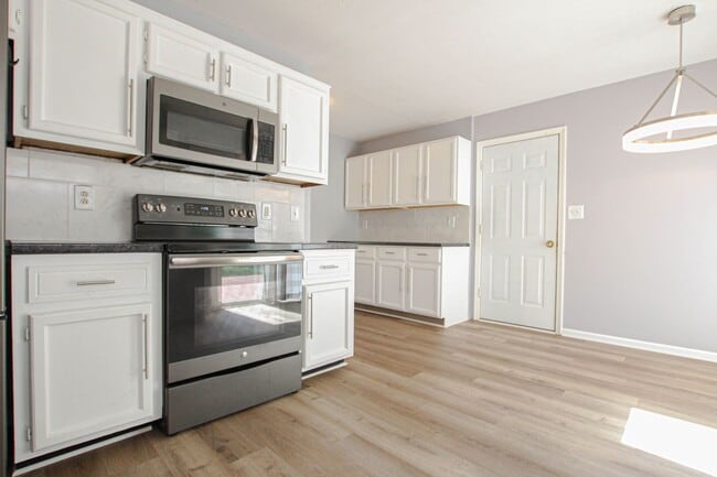 Building Photo - Pet Friendly Two Bedroom!