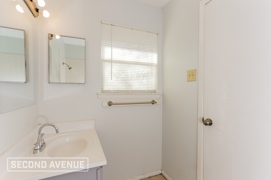 Building Photo - 509 Southlake Dr