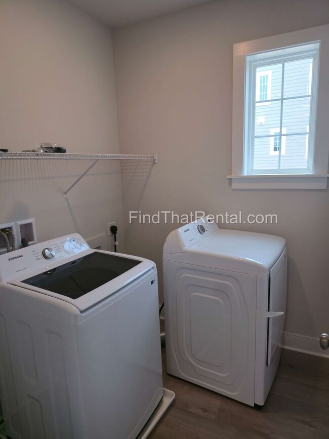 Building Photo - Pet Friendly CV Schools New Home w Large I...