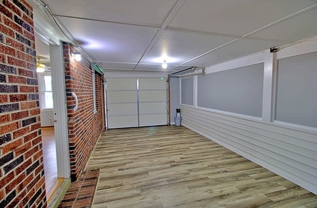 Building Photo - 607 S Main St