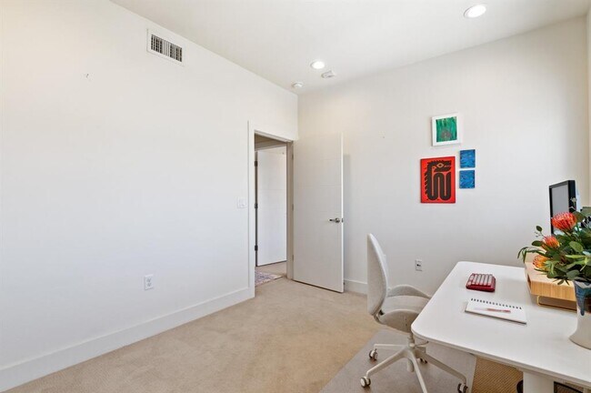 Building Photo - 604 N Bluff Dr