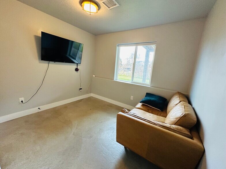 Building Photo - 583 N 400 E