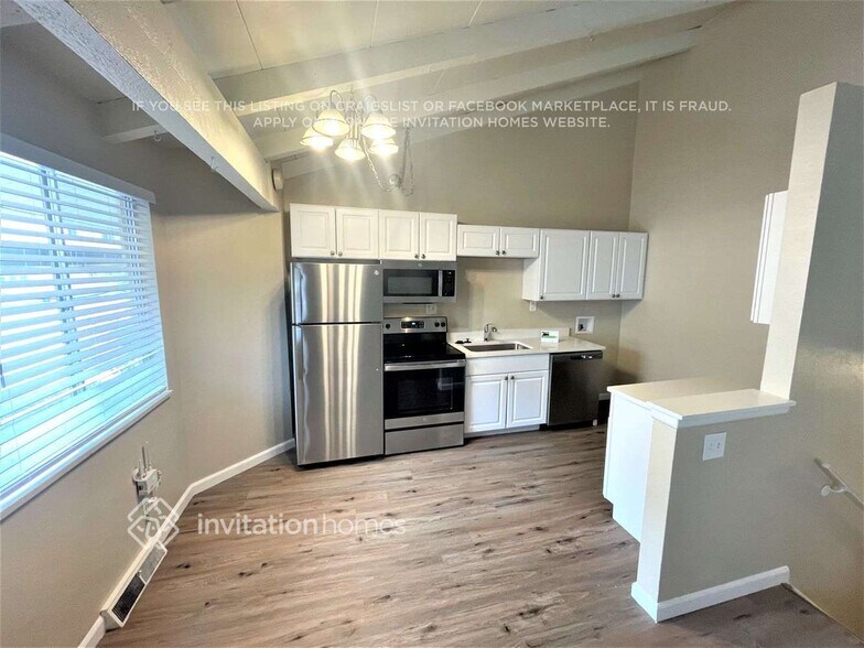 Building Photo - 998 S Miller St