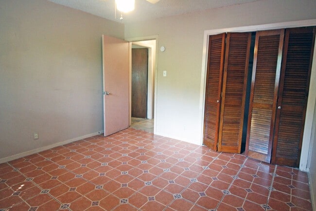 Building Photo - 5Bed/2.5bath with two kitchens, fenced yar...