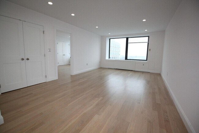 Building Photo - 65 E India Row