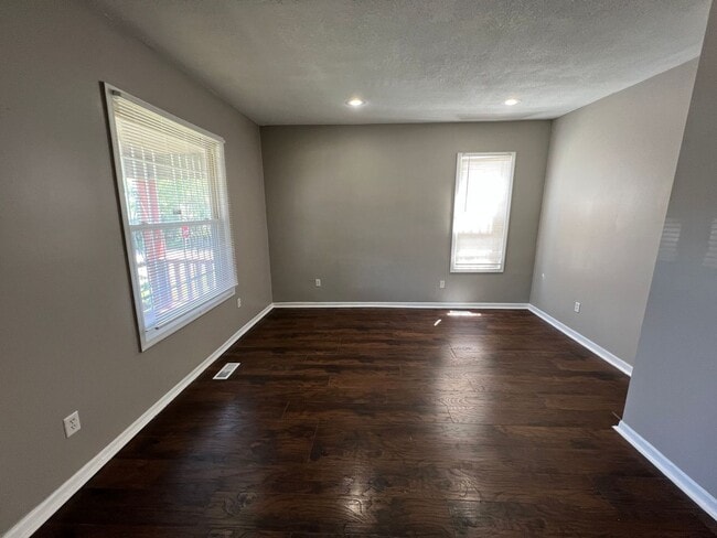 Building Photo - Charming 3-Bedroom Home in Washington Weat...
