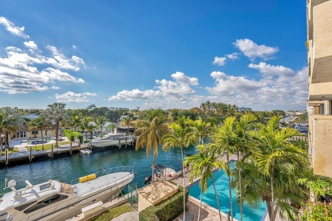 Building Photo - 2350 NE 135th St