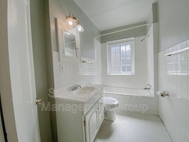 Building Photo - 518 NW 12th St