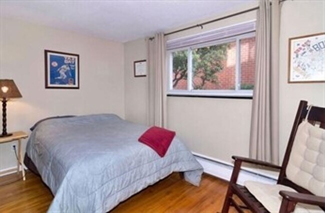 Building Photo - 2BR 1Bth unit. Heat/Hot Water included. Great location! Parking included! Swimming pool!